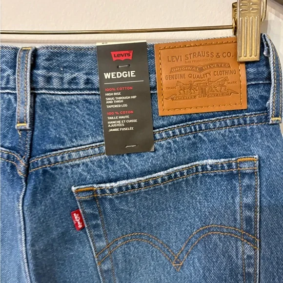 Levi's Wedgie Women's High Rise Blue Denim Jeans - Picture 6 of 6